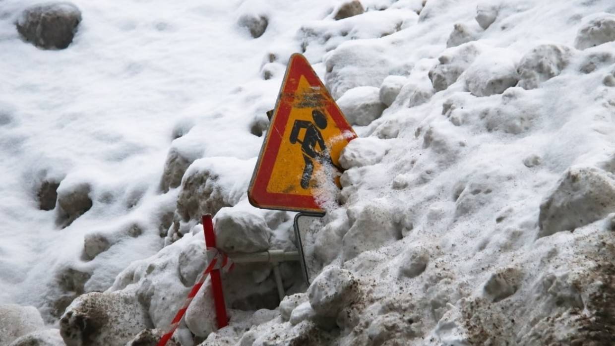 Житель Самары погиб при уборке снега на парковке ТЦ