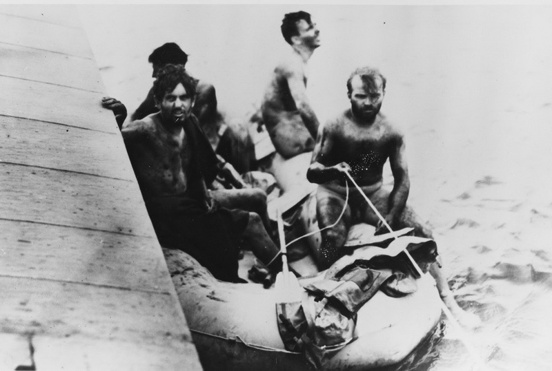 ​Четверо из семи выживших подводников U 701 у крыла гидросамолёта, 9 июля 1942 года. hamptonroadsnavalmuseum.blogspot.com - Дуэль у мыса Гаттерас | Warspot.ru