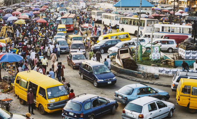Как стоят в пробках в Нигерии. Машинами заполнены все улицы и дворы: как в России, но без снега здесь, пробки, Нигерии, почти, жители, Лагоса, водители, очень, считает, Лагосе, называются, привыкли, давно, Местные, всего, столице, заторов, возникают, Больше, постоянные