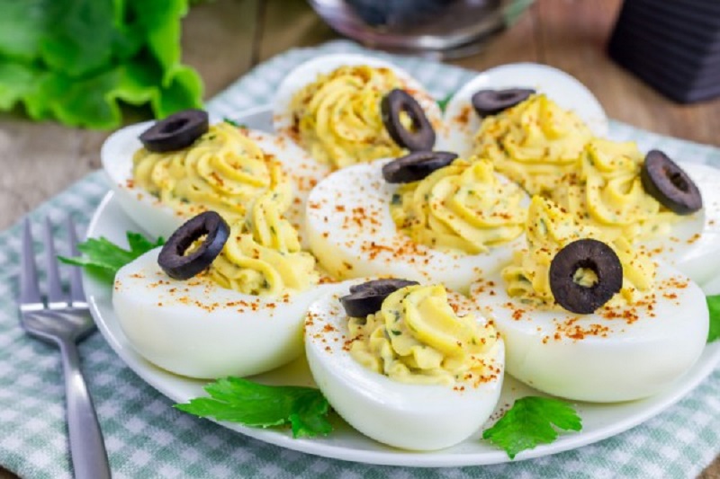 фаршированные яйца с чесноком