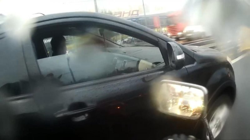 Двухколесный междурядчик разбил зеркало машине и трусливо сбежал Двухколесный междурядчик разбил зеркало машине и трусливо сбежал авто, автохам, быдло, видео, конфликт на дороге, междурядчик, мотоциклист, хруст