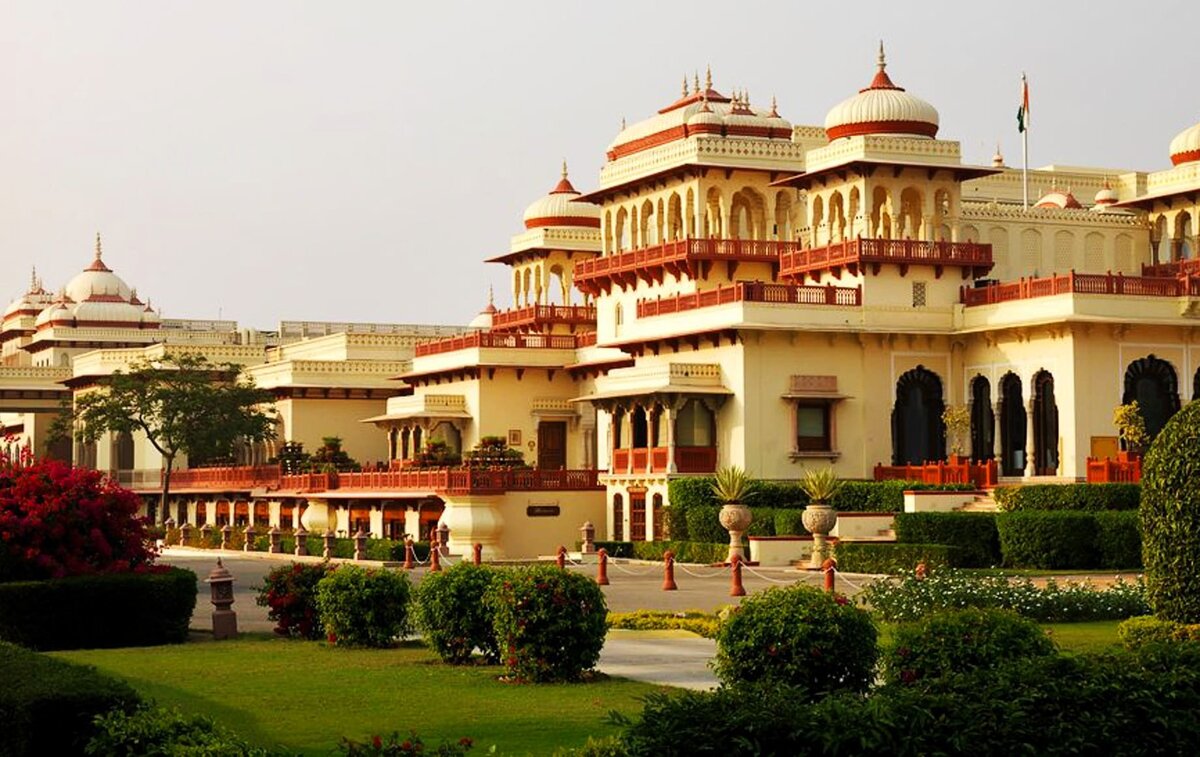 Дворец махараджи Ман Сингх Рамбах в Джайпуре (позже превращенный в отель) 