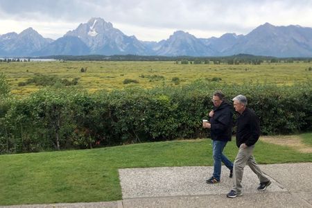 Federal Reserve Chair Jerome Powell and New York Federal Reserve President John Williams walk together, ahead of the Kansas City Federal Reserve Bank's annual conference on monetary policy, in Jackson Hole, Wyoming, U.S., August 22, 2019. REUTERS/Ann Saphir