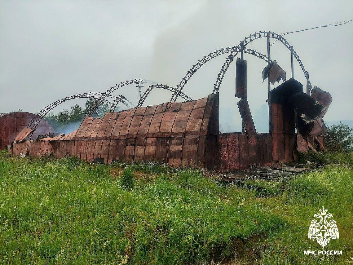 Ангар с тяжелой спецтехникой загорелся на предприятии в Смоленской области