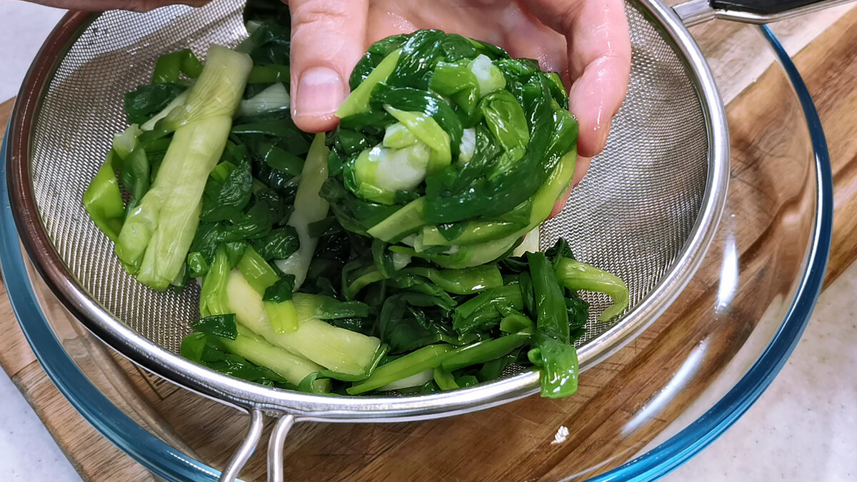 Вот какую аппетитную и ароматную закуску можно приготовить из свежего зелёного лука, добавив к нему понемногу других овощей. Делается всё просто, получается очень вкусно и так по-летнему.-9