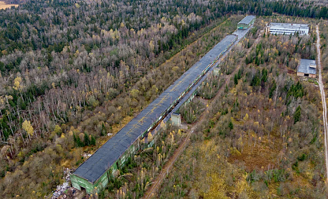 Грибники шли по лесу в Московской области и увидели среди деревьев здание НИИ длиной 500 метров