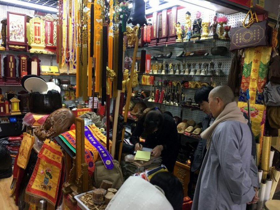 Сделано в Китае: откуда берутся "сувениры" в храмах