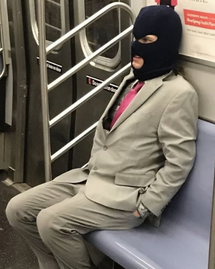20 странноватых пассажиров метро, которые скрасят даже самую скучную дорогу на работу 