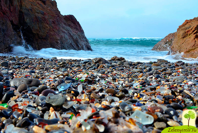 Стеклянный пляж в парке МакКерричер в Калифорнии — мусор создает красоту 