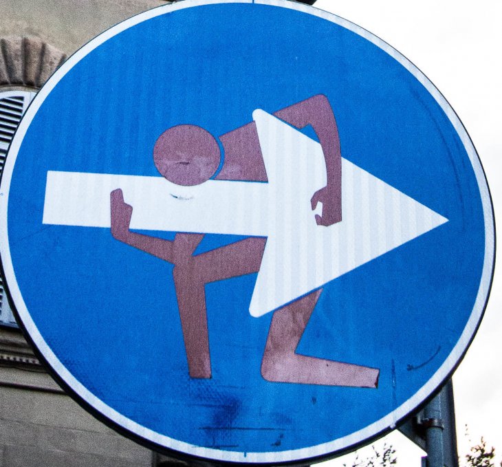 Необычный подход властей Флоренции к дорожным знакам 