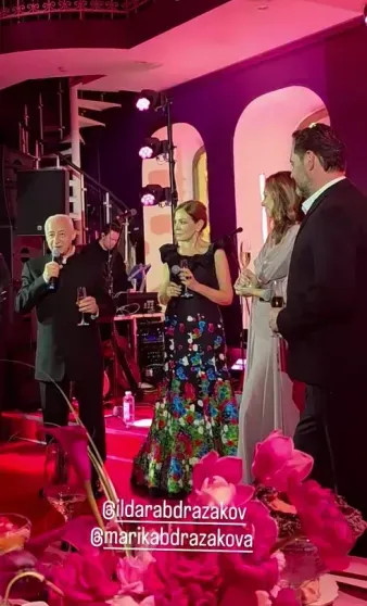 Торт с лепестками роз, виды на Кремль и Ксения Собчак среди гостей: оперный певец Ильдар Абдразаков отметил 10-ю 