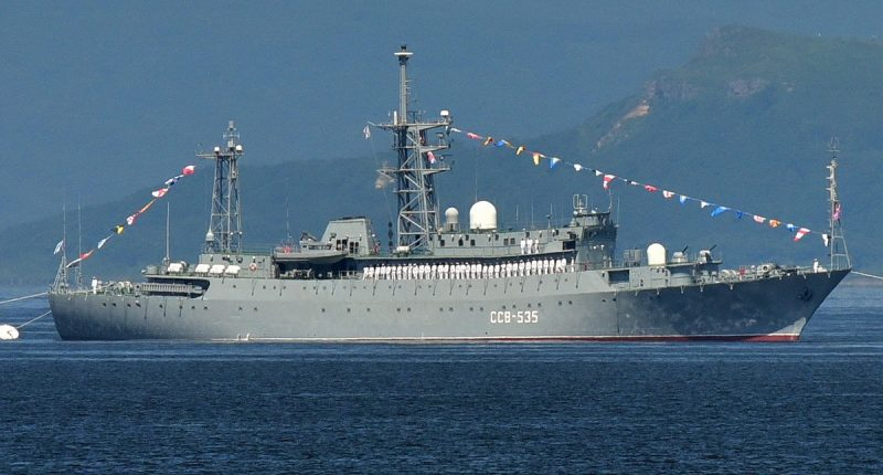 США в бeшенстве. Корабль "Карелия" ВМФ России показал им все "пpелести" "cвободного сyдоходства"