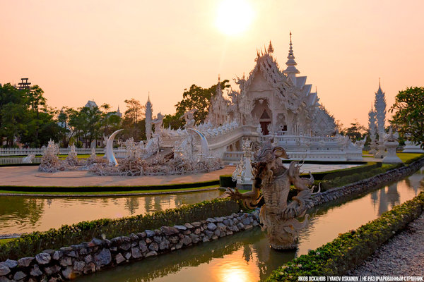 Таиланд. Закат у храма Ват Ронг Кхун