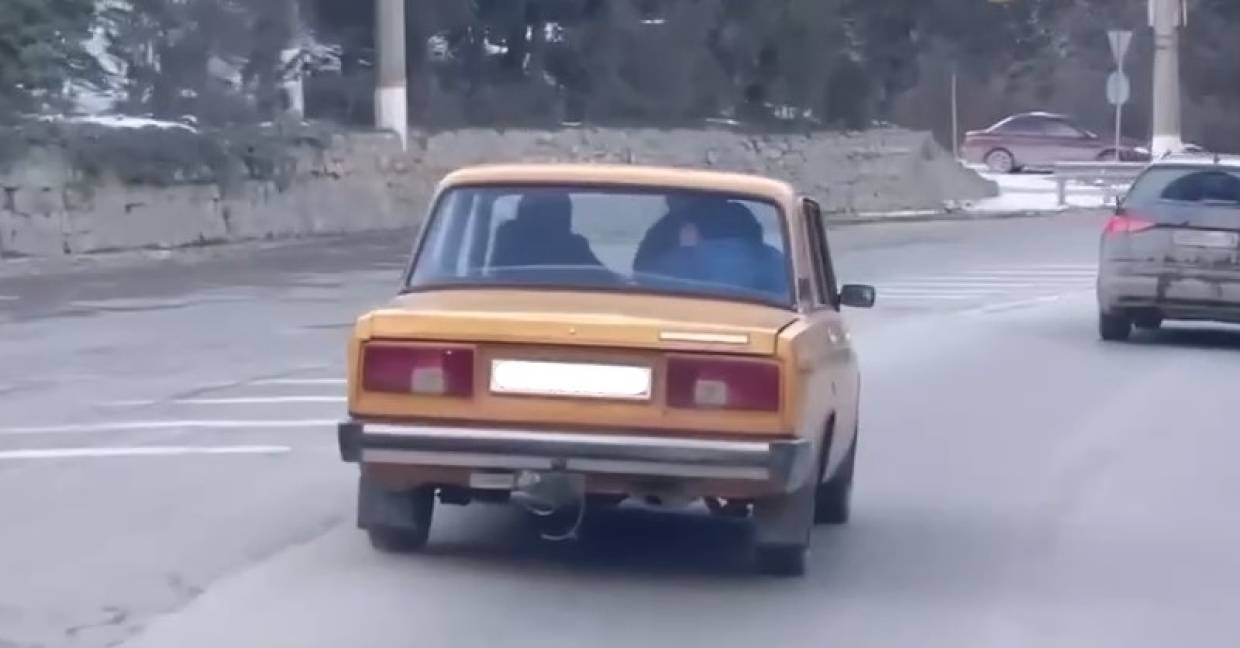 Бои без правил ПДД в Крыму: в Сети появилось видео драки водителя и пассажиров в авто
