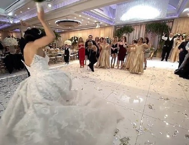 Упала от радости: невеста прямо на свадьбе неожиданно получила «лохматый подарок»