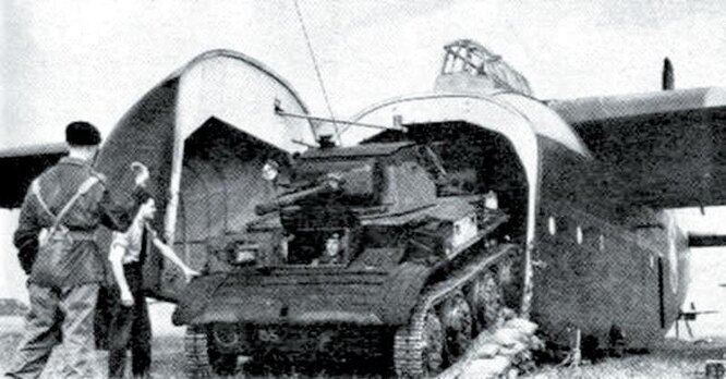 Выгрузка танков Tetrarch из английского десантного планера Hamilcar.