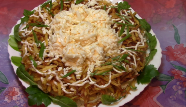 Изумительный салат «Чудо в перьях»: эффектный и очень вкусный