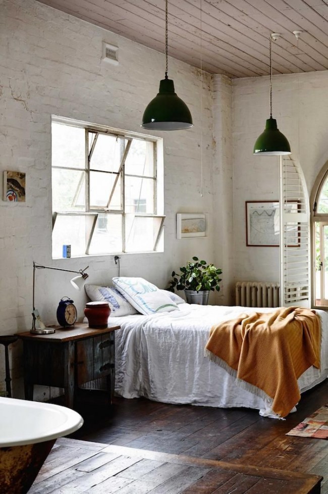 Белая спальня с имитацией кирпичных стен и деревянного потолка