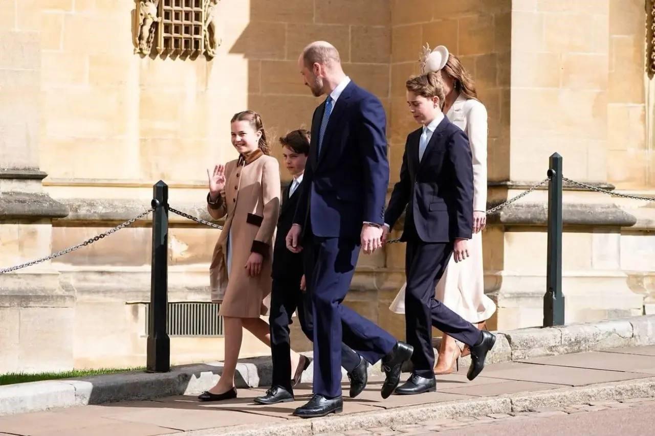 Кейт Миддлтон впервые за три года появилась с детьми не пасхальной службе: Шарлотта стала похожа на Елизавету, а Луи вырос и возмужал Кейт Миддлтон впервые за три года появилась с детьми не пасхальной службе: Шарлотта стала похожа на Елизавету, а Луи вырос и возмужал принцесса, королевской, принц, Кэтрин, радостно, несмотря, Шарлотта, службе, принцессы, королеве, семью, время, также, короля, флаги, Виндзорского, мероприятиях, Пасхи»Когда, Елизаветы, присутствующим