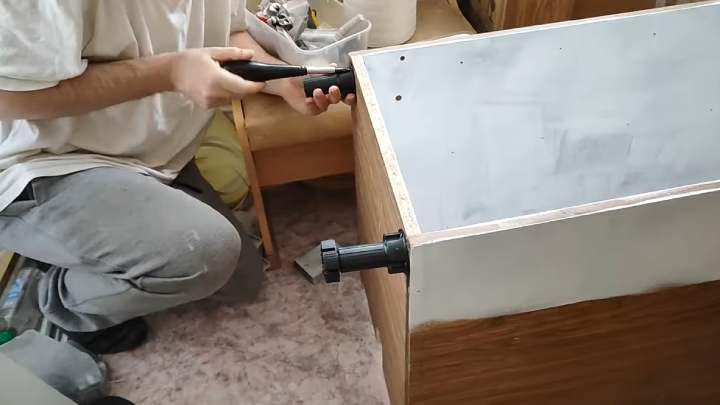 Распилили старый бабушкин шкаф и сделали новый кухонный гарнитур Распилили старый бабушкин шкаф и сделали новый кухонный гарнитур