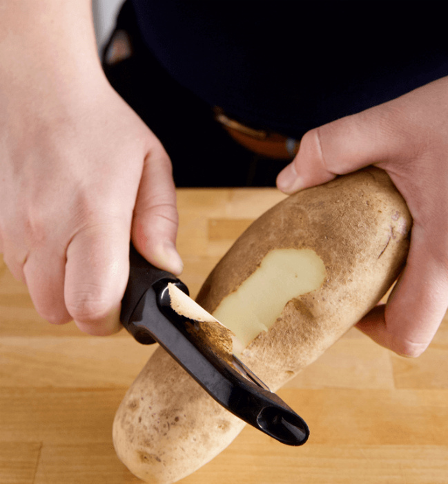Правильное использование картофелечистки.