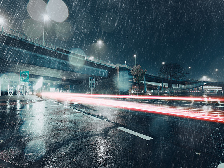 Пользоваться круиз-контролем в дождь: опасно или все же можно?