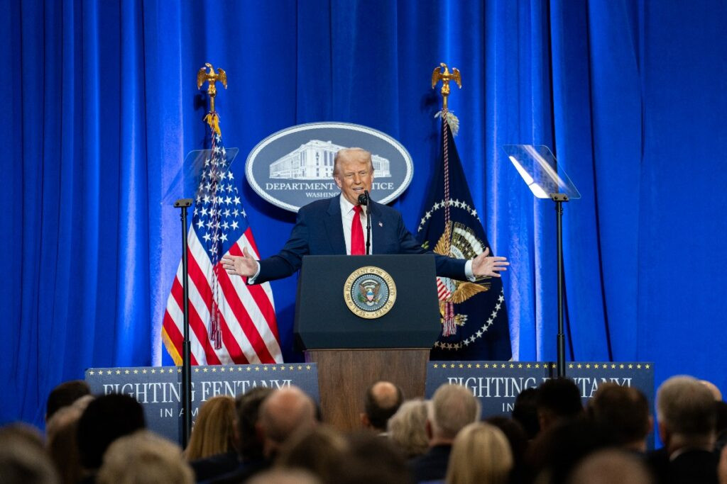 Трамп вводит чрезвычайное положение в США из-за Кубы