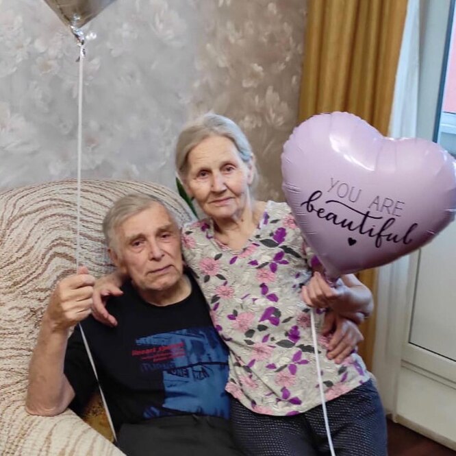 Лиза Арзамасова поздравила бабушку и дедушку с годовщиной