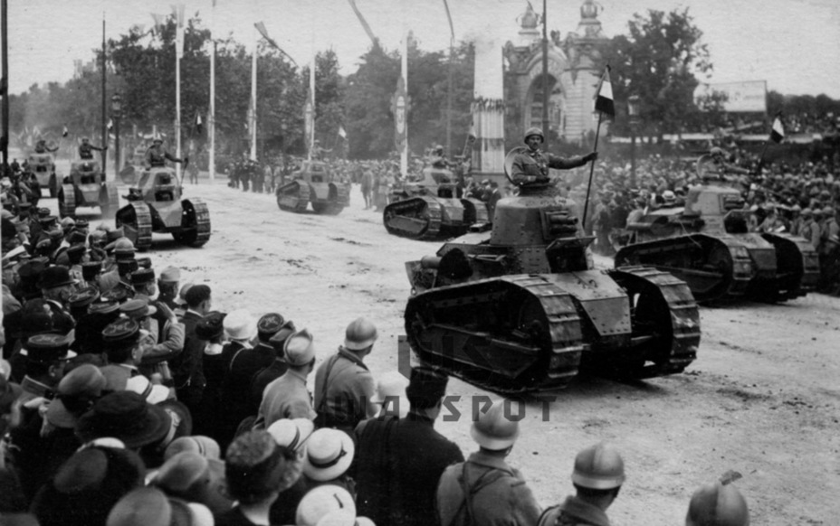 ​Парад 14 июля 1919 года на Елисейских полях. Renault FT стал главным героем подобных парадов более чем на десятилетие - Колосс на глиняных ногах | Warspot.ru