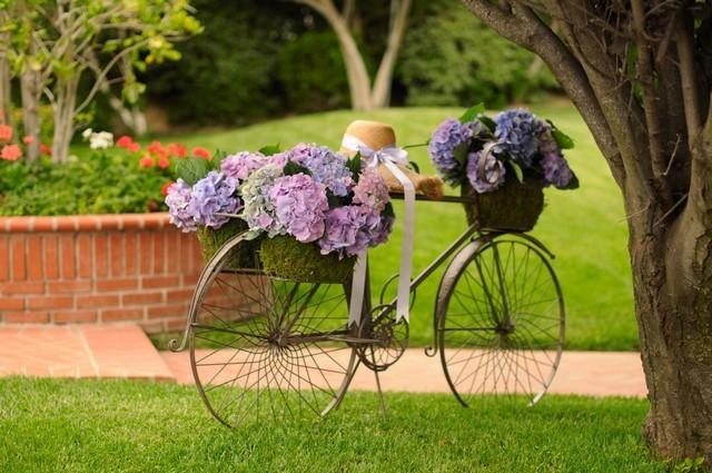 Старые велосипеды, превращенные в шикарные клумбы дача,ландшафтный дизайн,сад и огород