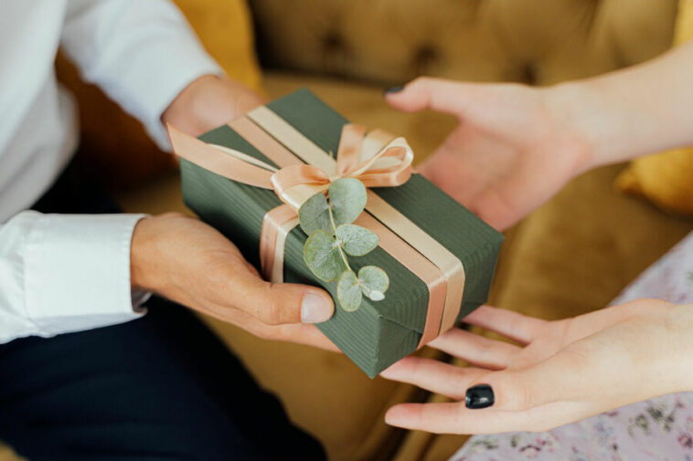 Что подарить женщине: идеи подарков на день рождения, годовщину свадьбы и другие праздники
