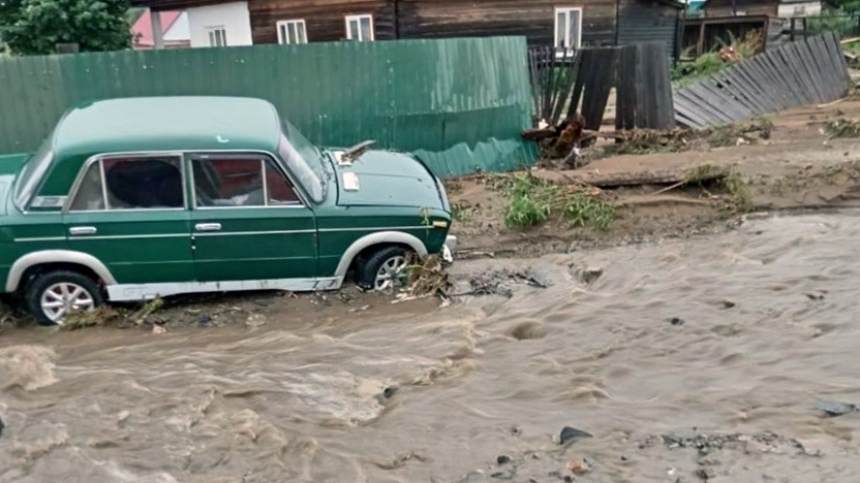Паводки в Бурятии: местные жители возводят дамбы, чтобы спасти свои дома