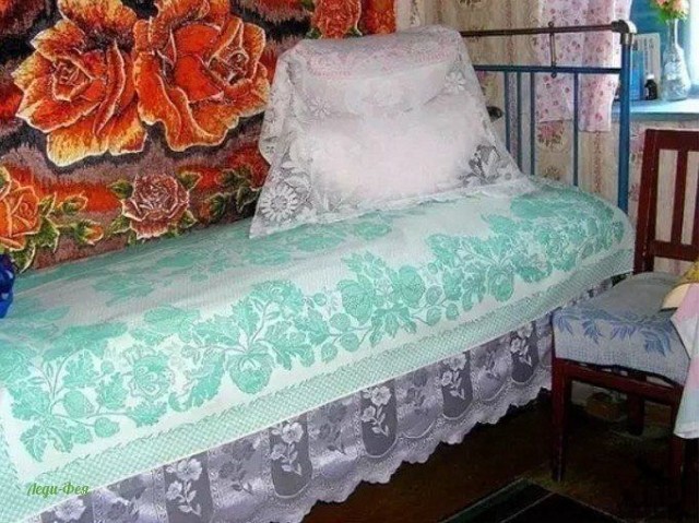 А вы помните такую бабушкину постель? Исчезающая красота!