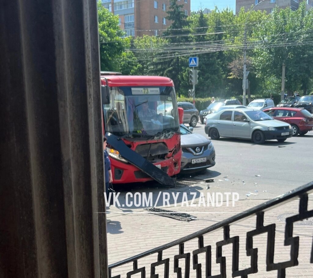 В ДТП с маршруткой в центре Рязани пострадали два человека