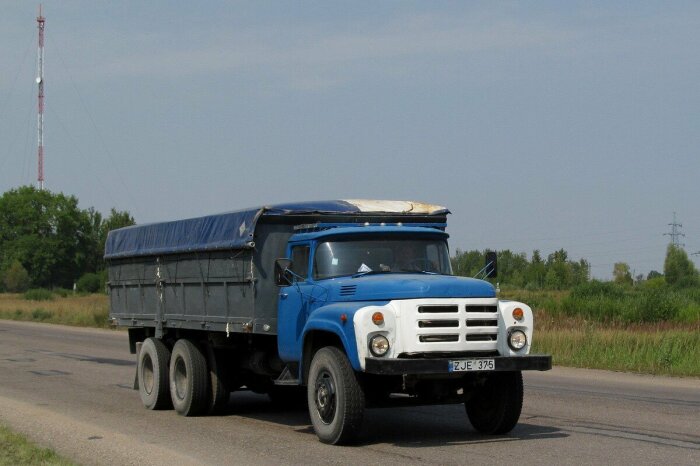 «Бесполезный» грузовик: зачем в ссср сделали удлиненный ЗИЛ-130 ЗИЛ130, ЗИЛ133, машина, однако, трехосного,<br /><br />Был создан ЗИЛ-133.<br /><br />За работу над новой машиной специалисты ЗИЛ взялись в первой половине 1960-х. Как и планировалось до этого, в основу нового семейства положили среднетоннажный ЗИЛ-130. Новая линейка должна была получить индекс 133, новый двигатель с отдачей 190 л.с, три оси и колесную формулу 6х4. При этом грузоподъемность машины должна была увеличиться с 5 тонн у ЗИЛ-130 до 8-10 тонн у ЗИЛ-133. Опытный образец трехосного ЗИЛ появился в 1965 году, однако в серийное производство машину не пустили в первую очередь из-за плавно по развитию строившегося в тот момент завода КАМАЗ. Из-за этого на протяжении многих лет ЗИЛ-133 оставался в стенах завода на положении прототипа.<br /><br /><div style=