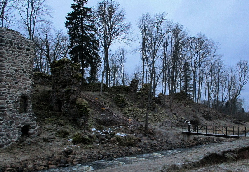 ​Руины замка Тарваст (Эстония) в наши дни. et.wikipedia.org - «Взятье полоцкое литовские земли…»: перед большой грозой | Warspot.ru