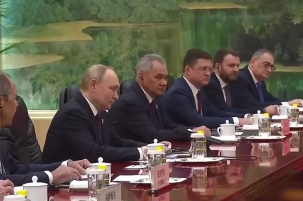 Шойгу сидит рядом с Путиным на переговорах в Пекине