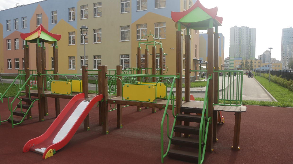 Названы самые опасные места на детской площадке