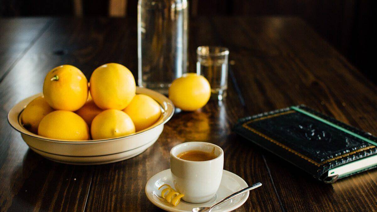 Кофе лимон и вода. Кофе с лимоном. Кофе с лимоном давление. Романо кофе. Кофе лимон 1920х1080.