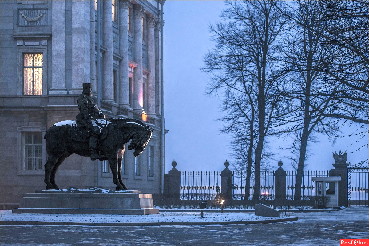 Памятник Александру III во дворе Мраморного дворца