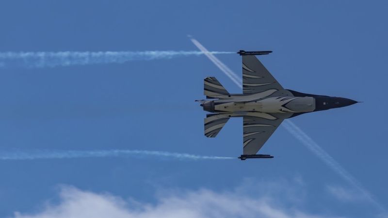 Пилот катапультировался и запутался в высоковольтных проводах - напряжение в них достигает 250 тысяч вольт авиация,происшествия