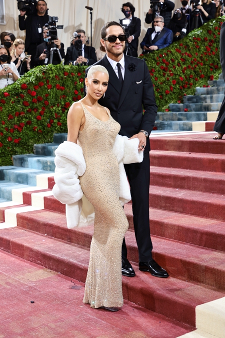 Met Gala 2022: Ким Кардашьян в платье Мэрилин Монро, Блейк Лайвли в платье-трансформере и другие эффектные образы Новости моды