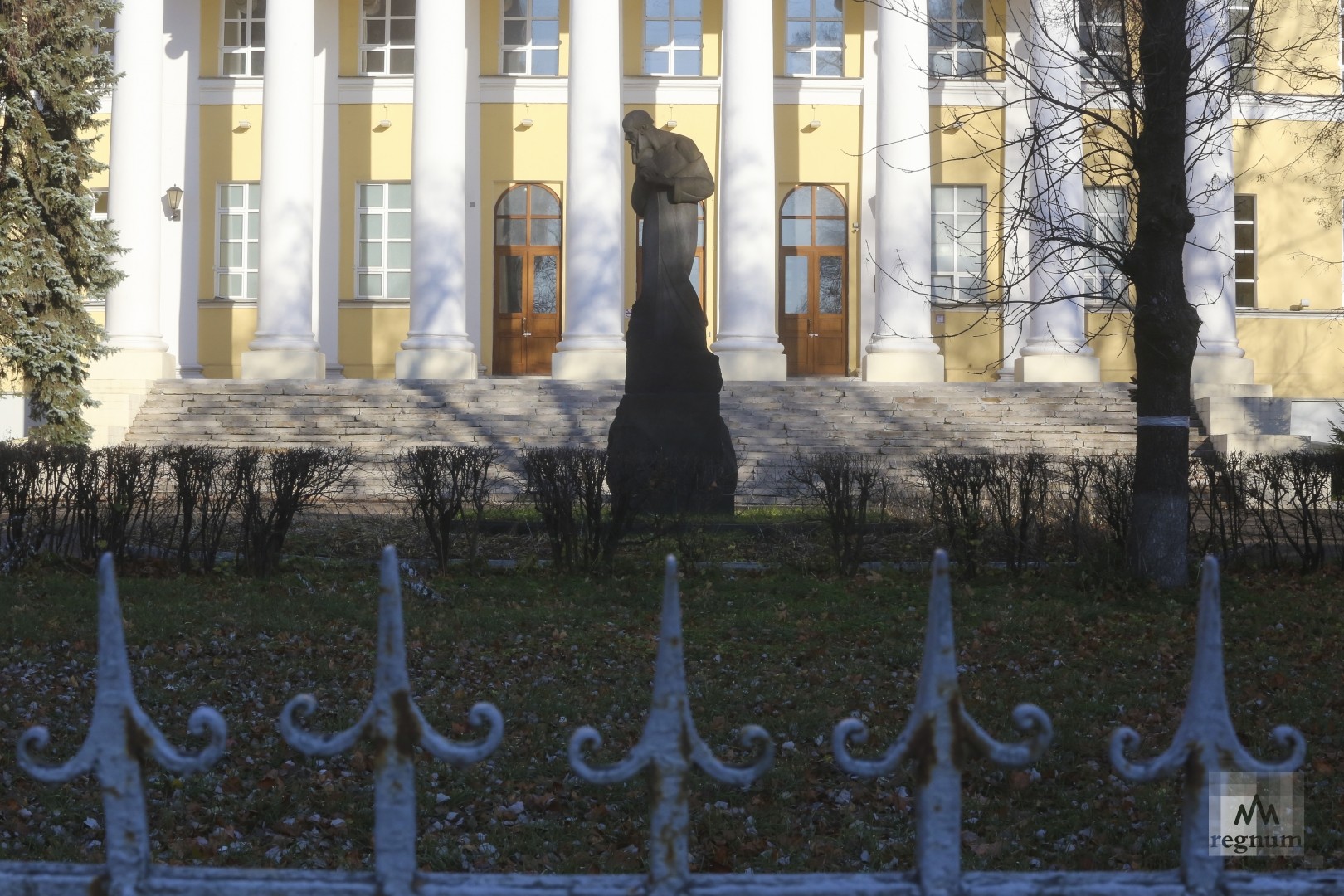 Памятник Федору Михайловичу Достоевскому у главного корпуса Мариинской больницы на Божедомке (ныне улица Достоевского)