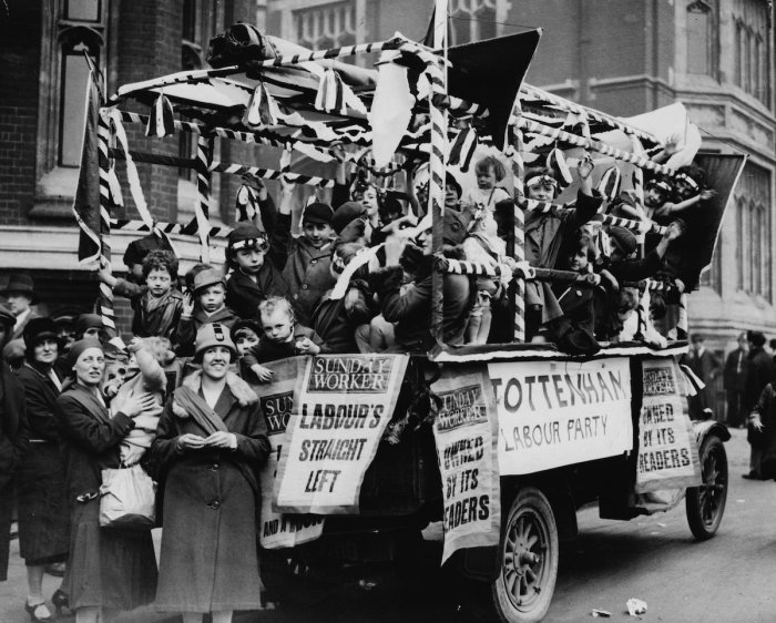 Коммунистическая установка от Лейбористской партии, покрытая листовками от «Sunday Worker» и во время Первомайского парада в Гайд-парке. Лондон, 1 мая 1928 года.