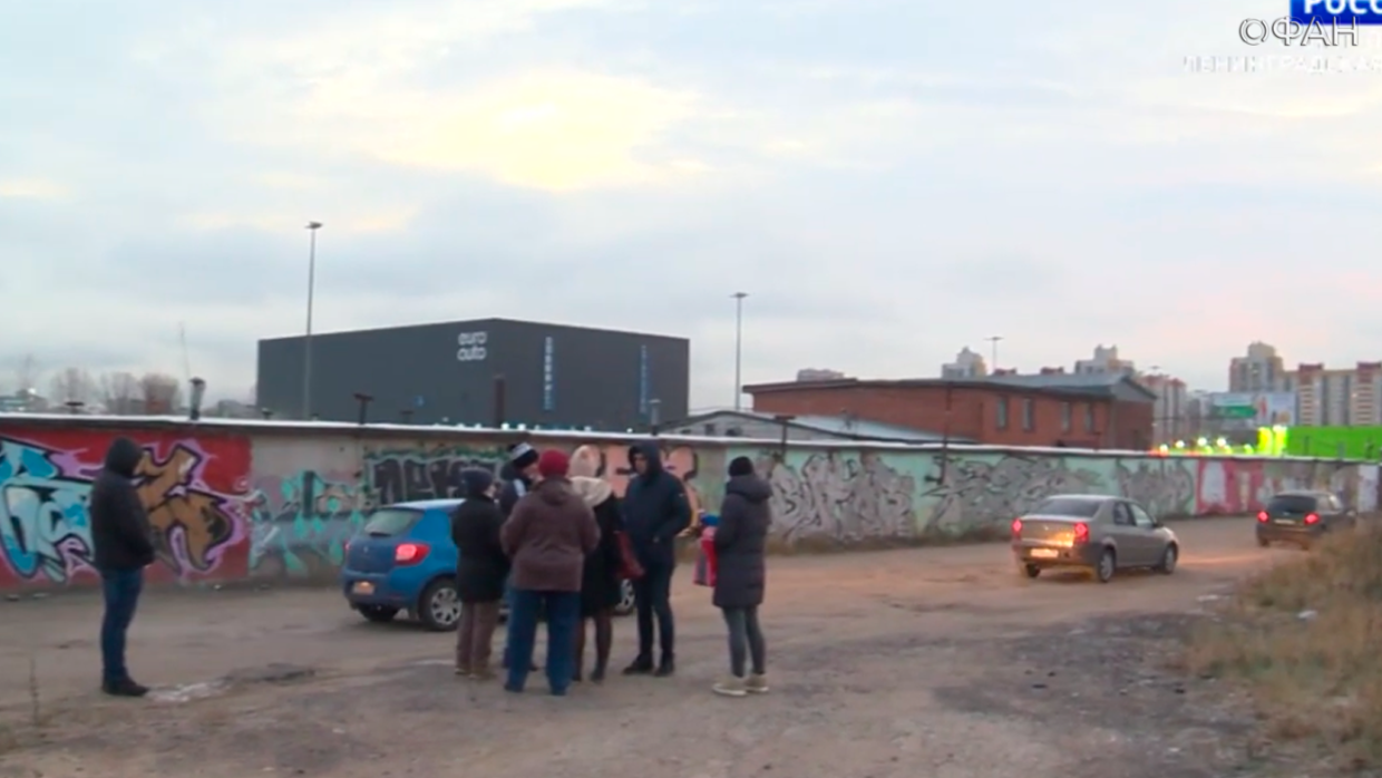 Жителям Каменки в Петербурге приходится выбираться из квартала по «полосе препятствий»