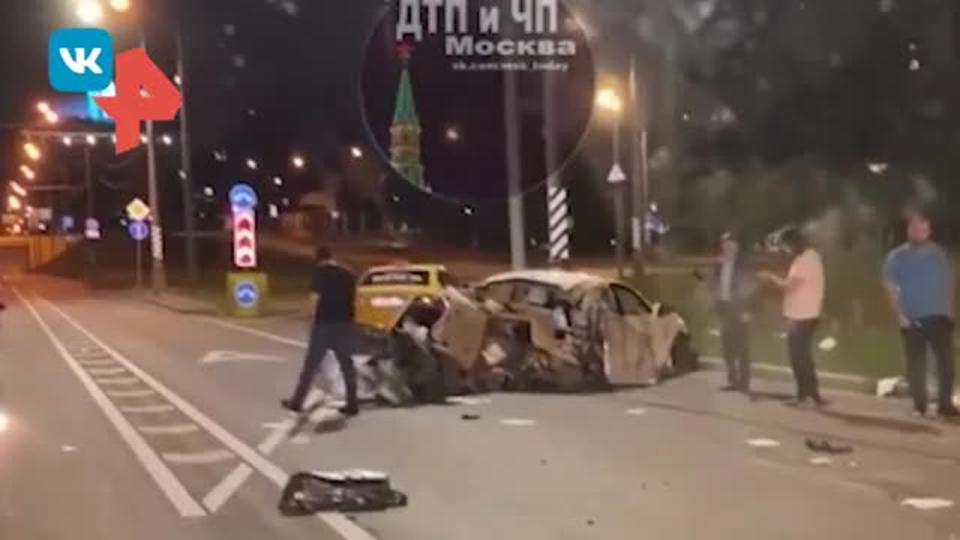 Иномарке снесло багажник в результате ДТП на юге Москвы