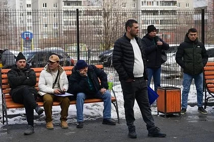 В российском городе возмутились из-за установленных для мигрантов туалетов рядом с БЦ