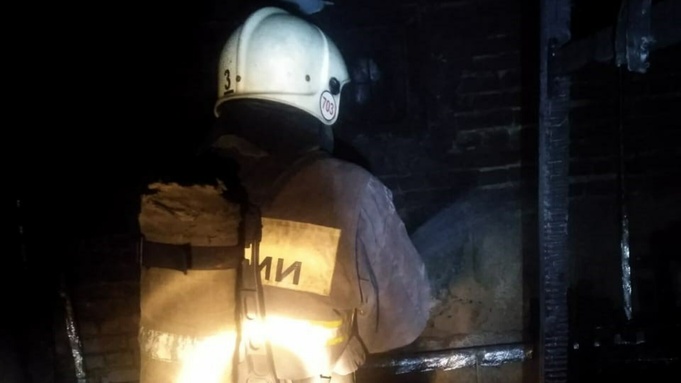 В Барнауле при пожаре в подвале жилого дома спасли семерых человек