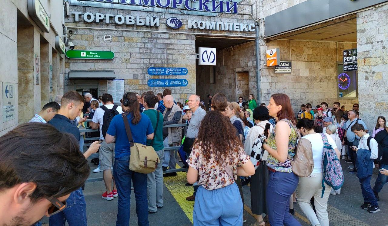 Станцию метро «Приморская» в Петербурге закрыли для входа пассажиров Общество