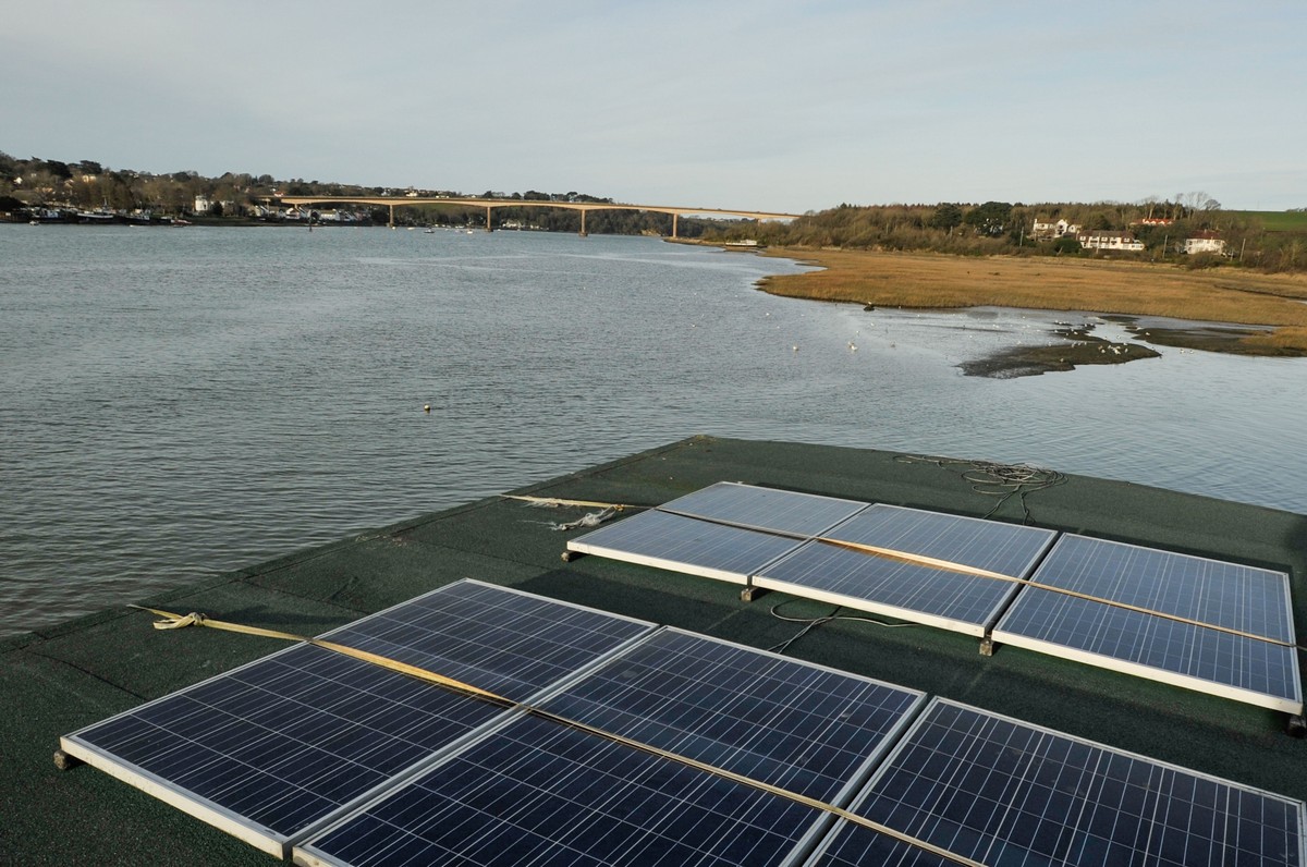 Пара превратила 100-летнюю лодку в ЭКО-дом своей мечты Пара превратила 100-летнюю лодку в ЭКО-дом своей мечты